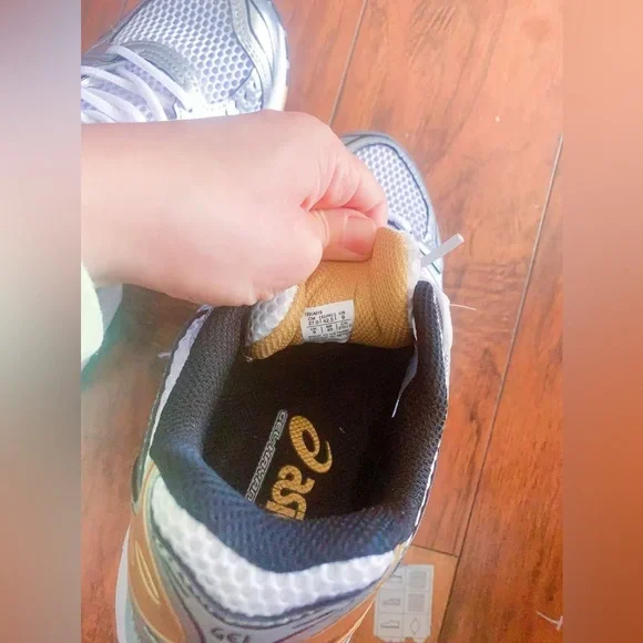 ASICS Gel-Kayano Women's US 10 /Men's US 9 Running Shoes White Gold Silver - Picture 7 of 10